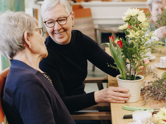 10 02 2023 Zorgpartners Savelberg Bewoner Familie Plant Tafel