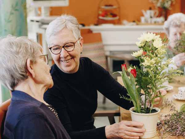 10 02 2023 Zorgpartners Savelberg Bewoner Familie Plant Tafel
