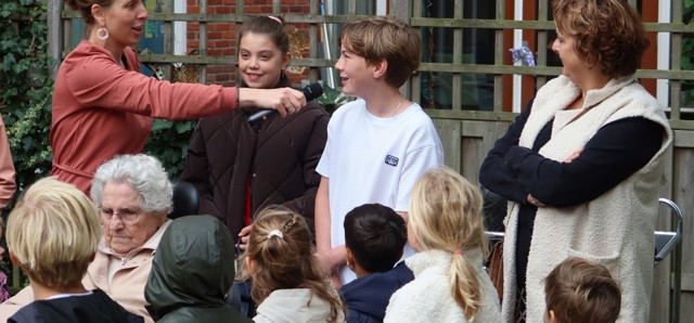 Zwaaisteen Ronssehof Onthulling Kinderwethouder Microfoon