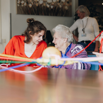17 02 2023 Zorgpartner Slothoven Bewoners Spel Lijnen Bal Tafel Gesprek