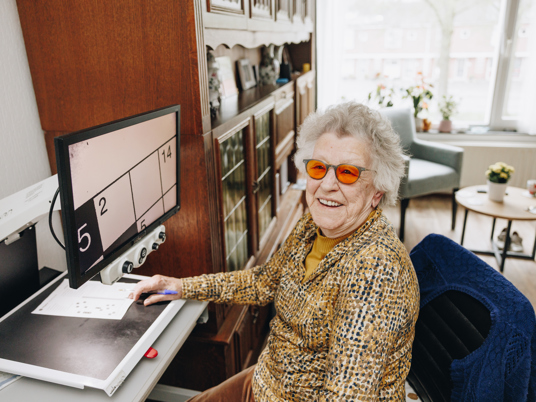 20 04 2023 Irishof Zorgpartners Bewoner Innovatie Lachen Woonkamer