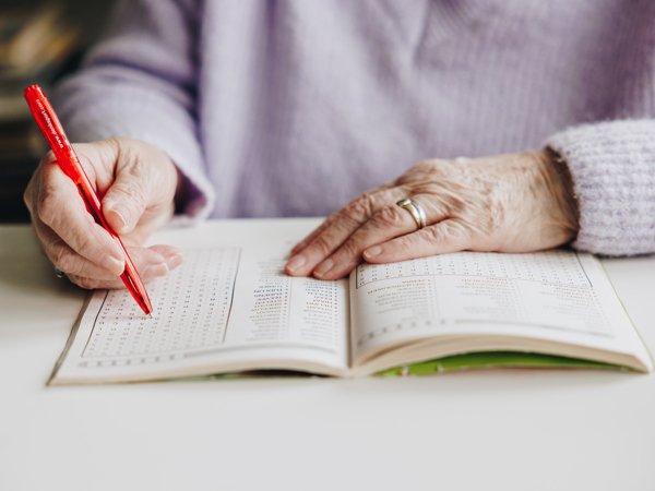 06 04 2023 ZPMH Julianastaete Puzzelboek Closeup Bewoner Spelletje