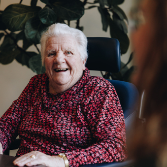 11 04 2023 ZPMH Prinsenhof Bewoner Lachen Rolstoel Vrouw
