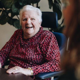 11 04 2023 ZPMH Prinsenhof Bewoner Lachen Rolstoel Vrouw
