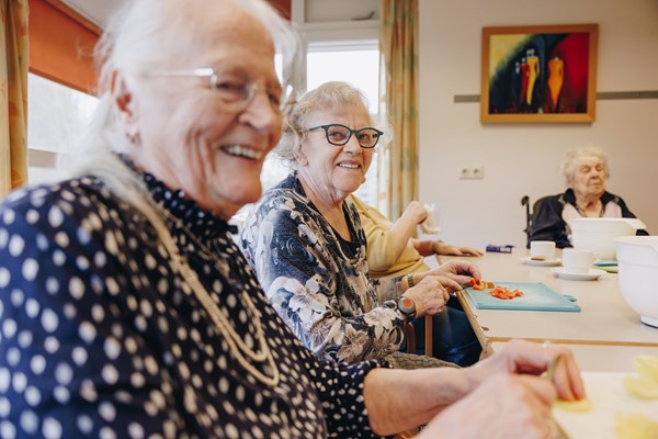 20 04 2023 Irishof Zorgpartners Bewoners Closeup Lachen Activiteit Koken Samen