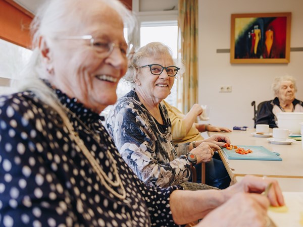 20 04 2023 Irishof Zorgpartners Bewoners Closeup Lachen Activiteit Koken Samen