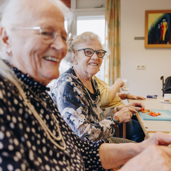 20 04 2023 Irishof Zorgpartners Bewoners Closeup Lachen Activiteit Koken Samen