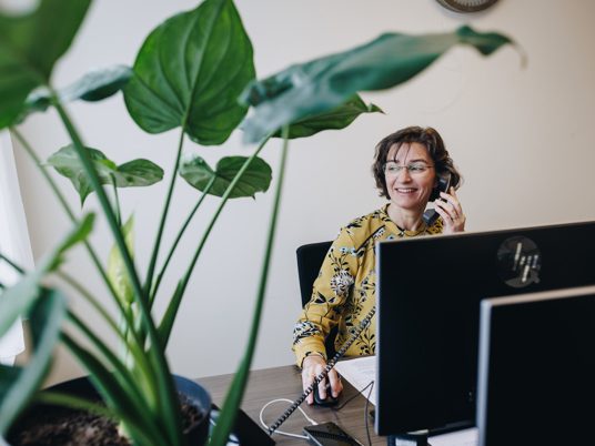 09 02 2023 Zorgpartners De Reehorst Medewerker Collega Bellen Computer Kantoor