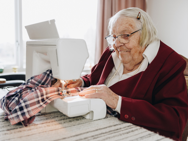 13 04 2023 Floravita Zorgpartners Naaien Naaimachine Bewoner Vrouw