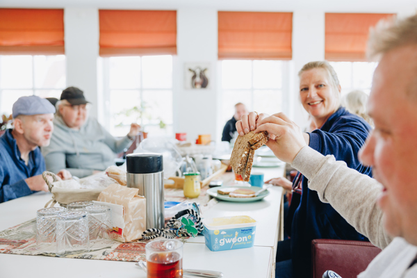 17 04 2023 Buurtpunt Karnemelksloot Medewerker Bewoner Eten Interactie