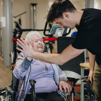 10 02 2023 Zorgpartners Savelberg Bewoner Fysiotherapeut Rolstoel Highfive Lachen