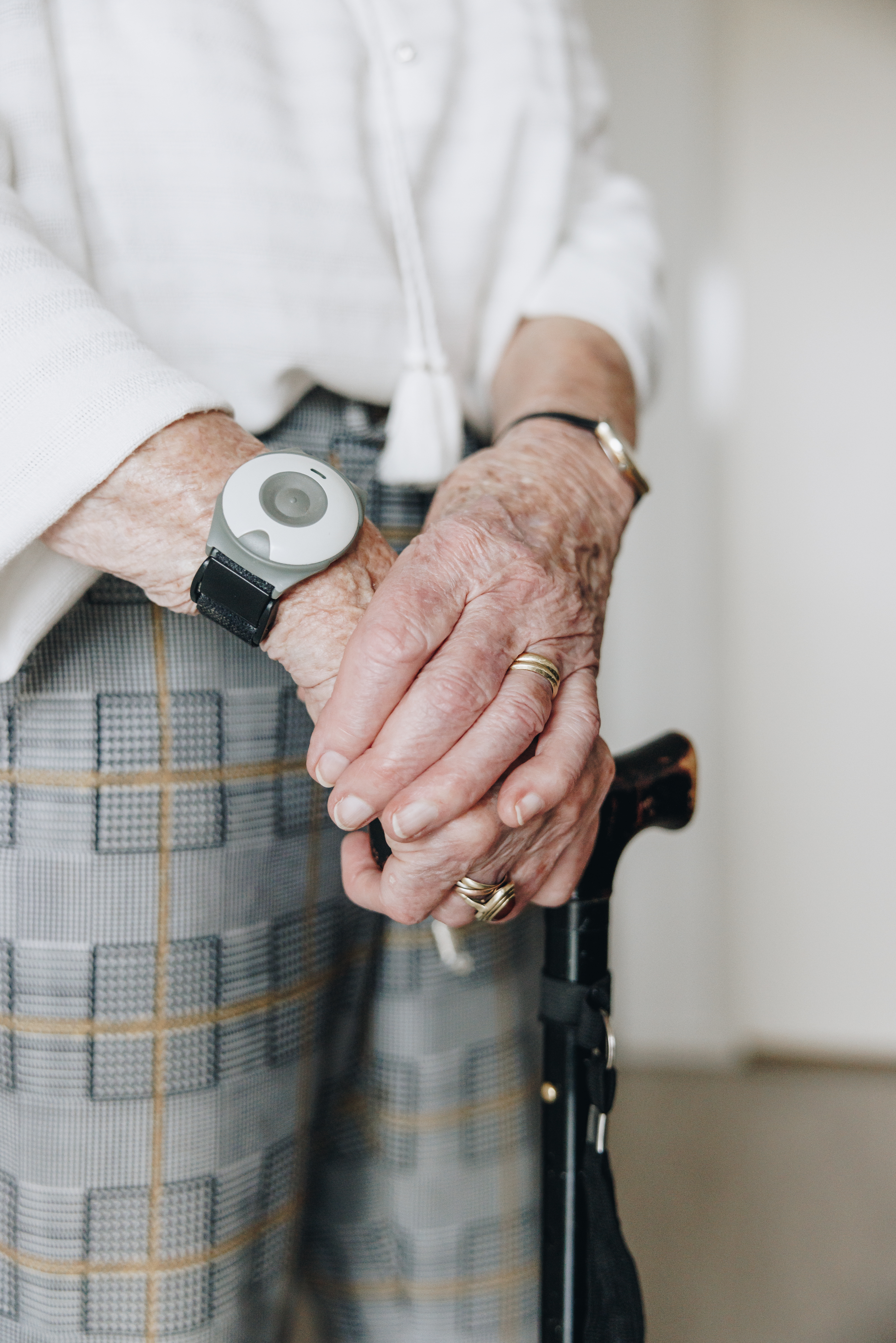 17 04 2023 Zorgpartners Thuiszorg Cliënt Wandelstok Polsband Armen Verticaal