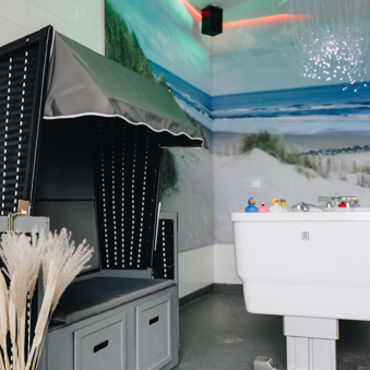 De Waterpoort Zorgpartners Snoezelruimte Snoezelbadkamer Badeendjes Bad Bankje