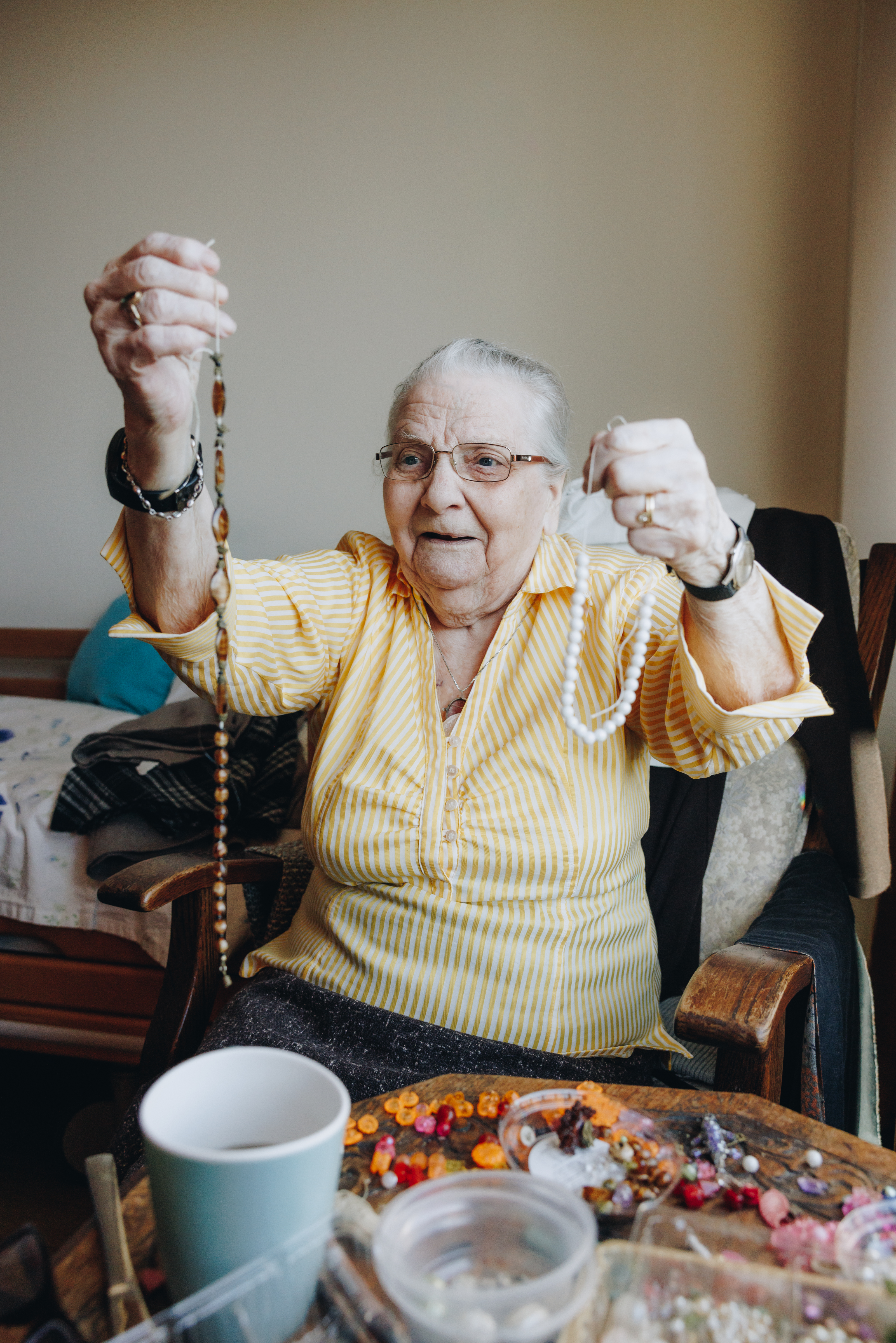 03 04 2023 Gouwestein Zorgpartners Bewoner Drineken Kralen Sieraden Kamer Creatief