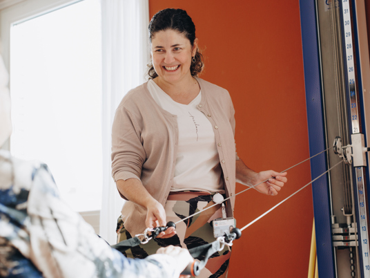 18 04 2023 Zorgpartners De Hanepraij Medewerker Bewoner Fysiotherapie