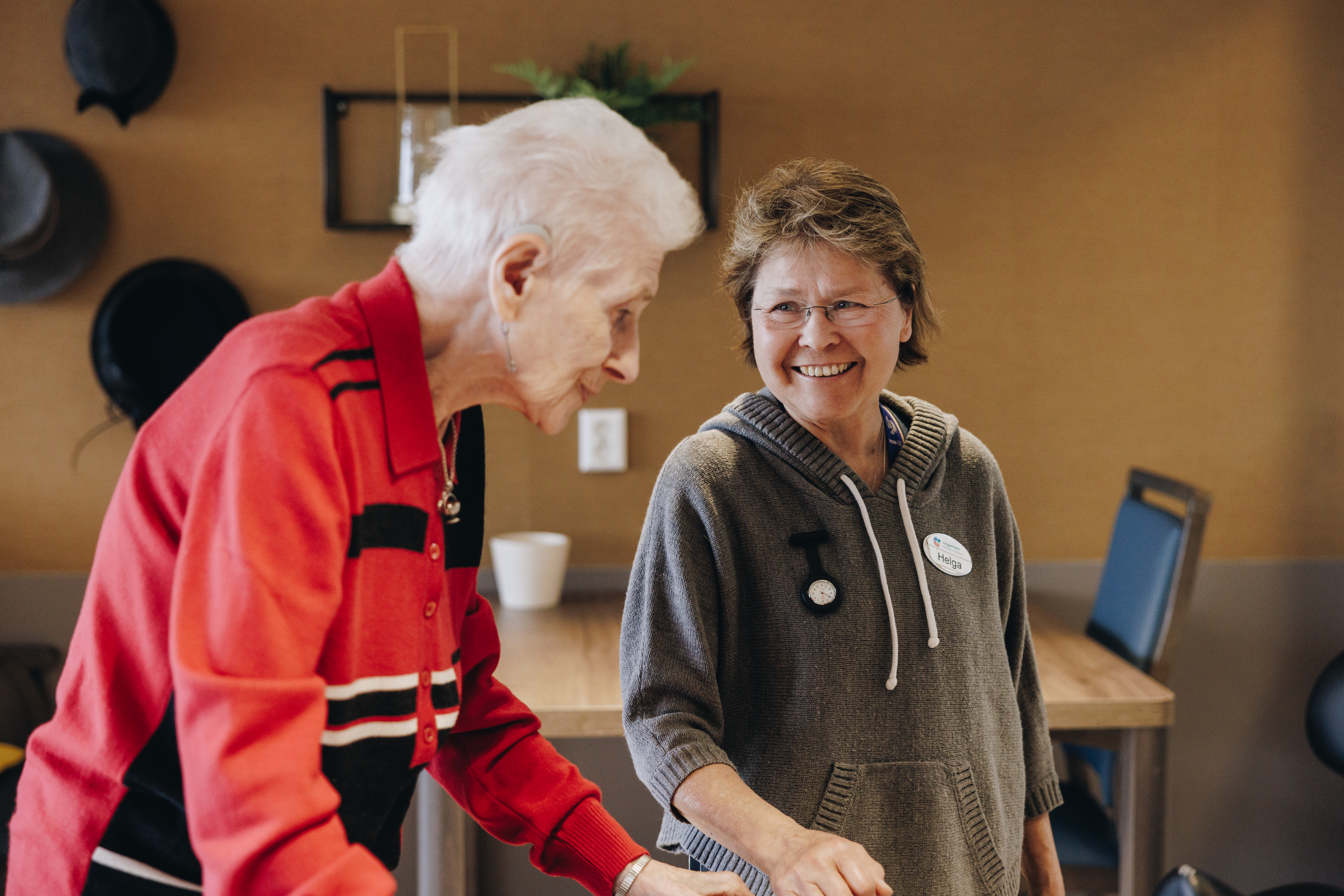 13 04 2023 Floravita Zorgpartners Medewerker Interactie Helpen Bewoner