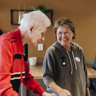 13 04 2023 Floravita Zorgpartners Medewerker Interactie Helpen Bewoner