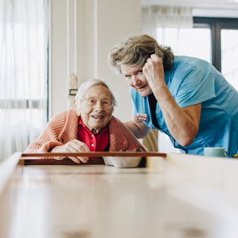 09 02 2023 Zorgpartners De Reehorst Collega Medewerker Helpen Juichen Bewoner Sjoelen Dirkje Lachen