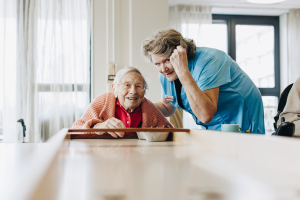 09 02 2023 Zorgpartners De Reehorst Collega Medewerker Helpen Juichen Bewoner Sjoelen Dirkje Lachen