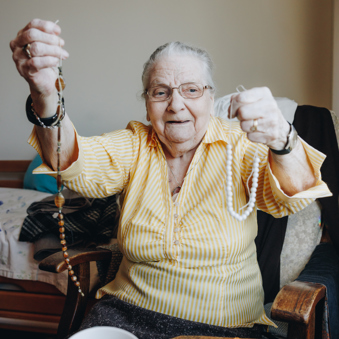 03 04 2023 Gouwestein Zorgpartners Bewoner Lachen Kralen Sieraden Bed Tafel Drinken