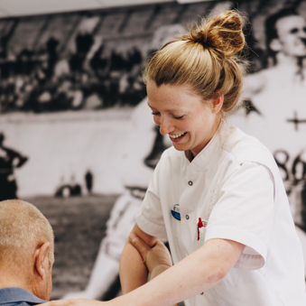 Ronssehof Revalidatie Revalidant Oefeningen Behandelaar Lachen Verticaal