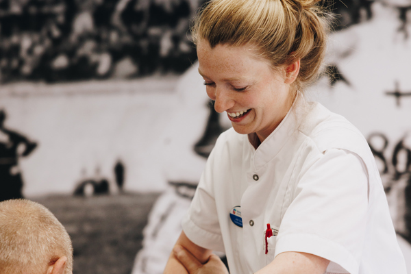 Ronssehof Revalidatie Revalidant Oefeningen Behandelaar Lachen Verticaal