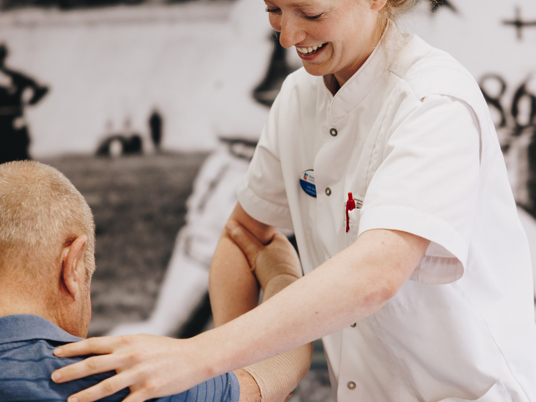 Ronssehof Revalidatie Revalidant Oefeningen Behandelaar Lachen Verticaal