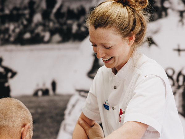 Ronssehof Revalidatie Revalidant Oefeningen Behandelaar Lachen Verticaal
