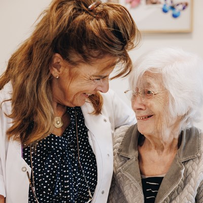 11 04 2023 ZPMH Prinsenhof Medewerker Bewoner Interactie Lachen Samen