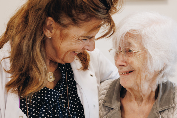 11 04 2023 ZPMH Prinsenhof Medewerker Bewoner Interactie Lachen Samen
