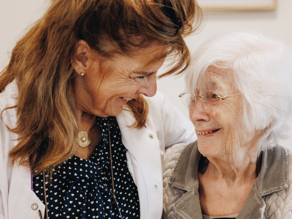 11 04 2023 ZPMH Prinsenhof Medewerker Bewoner Interactie Lachen Samen