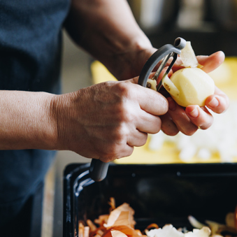 17 02 2023 Zorgpartner Slothoven Medewerker Keuken Aardappels Schillen