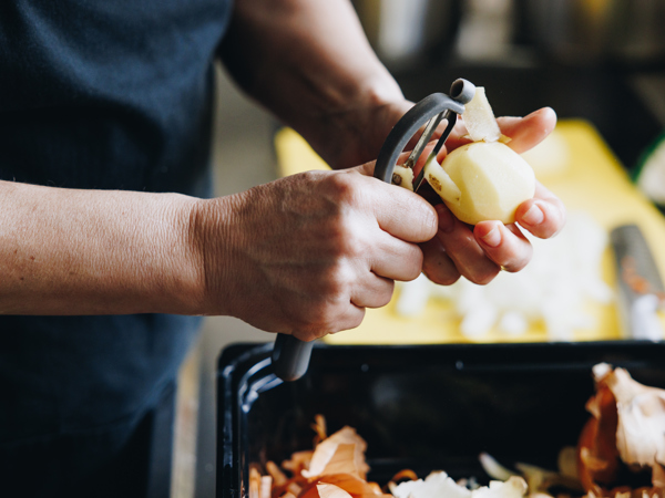 17 02 2023 Zorgpartner Slothoven Medewerker Keuken Aardappels Schillen