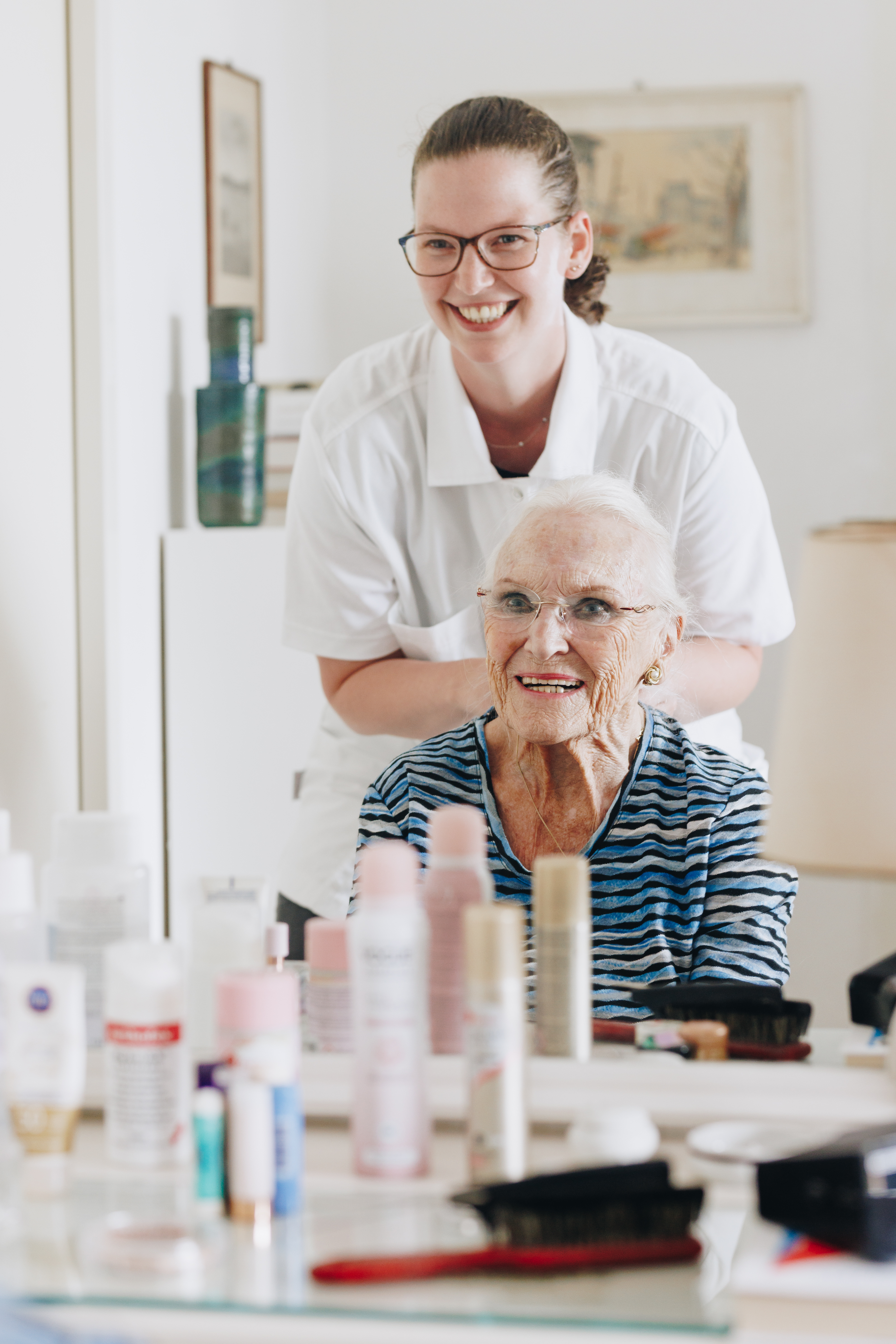 24082023 Zorgpartners Thuiszorg Spiegel Haar Medewerker Cliënt Lachen Allebei