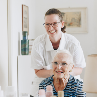 24082023 Zorgpartners Thuiszorg Spiegel Haar Medewerker Cliënt Lachen Allebei