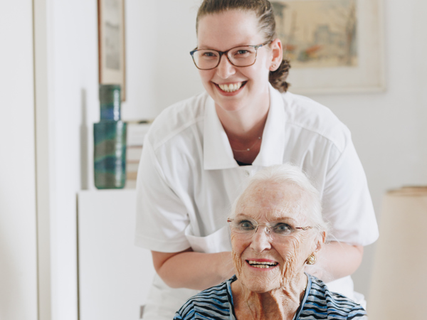 24082023 Zorgpartners Thuiszorg Spiegel Haar Medewerker Cliënt Lachen Allebei