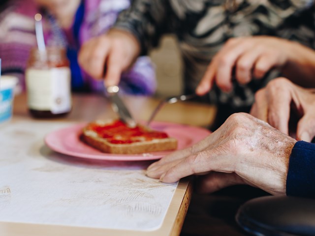 17 02 2023 Zorgpartner Slothoven Bewoner Medewerker Boterham Jam Eten Close Up Snijden