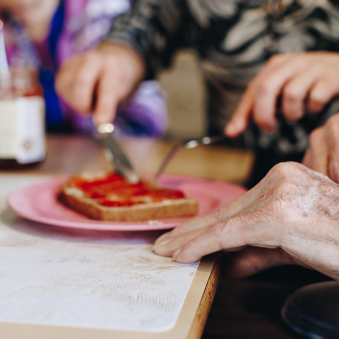17 02 2023 Zorgpartner Slothoven Bewoner Medewerker Boterham Jam Eten Close Up Snijden
