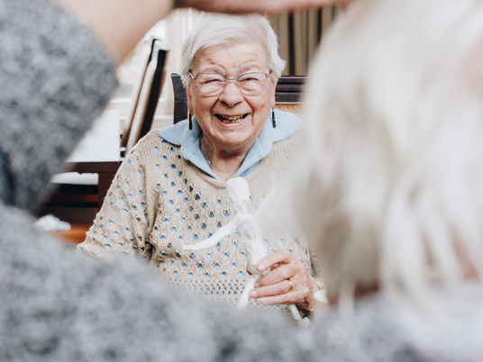 09 03 2023 Zorgpartners De Breeje Hendrick Bewoner Handen Welzijn Handwerken Activiteit Close Up Staand Lachen