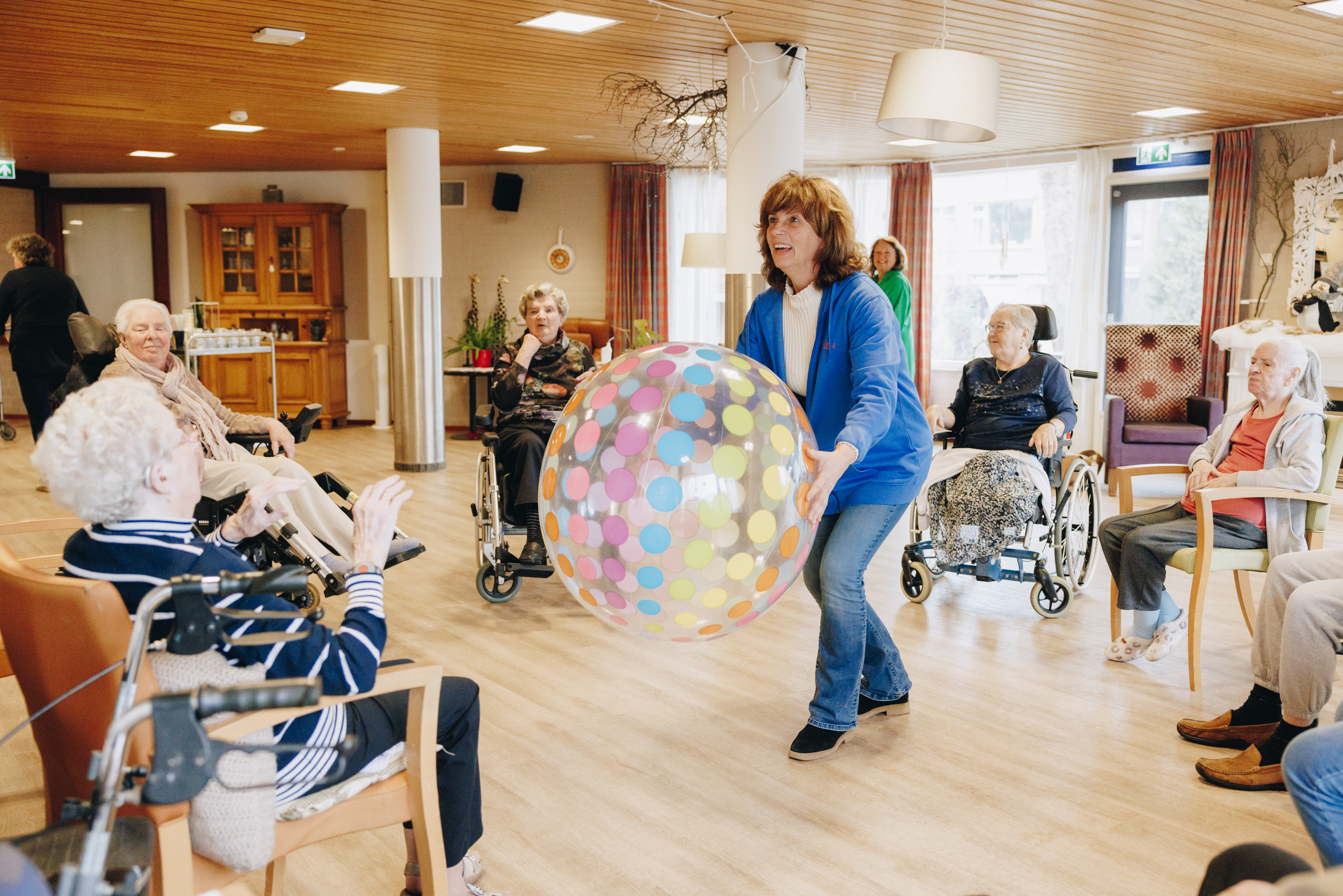 09 03 2023 Zorgpartners De Breeje Hendrick Medewerker Welzijn Bal Gooien Groep Bewoners Bewegen