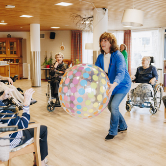 09 03 2023 Zorgpartners De Breeje Hendrick Medewerker Welzijn Bal Gooien Groep Bewoners Bewegen