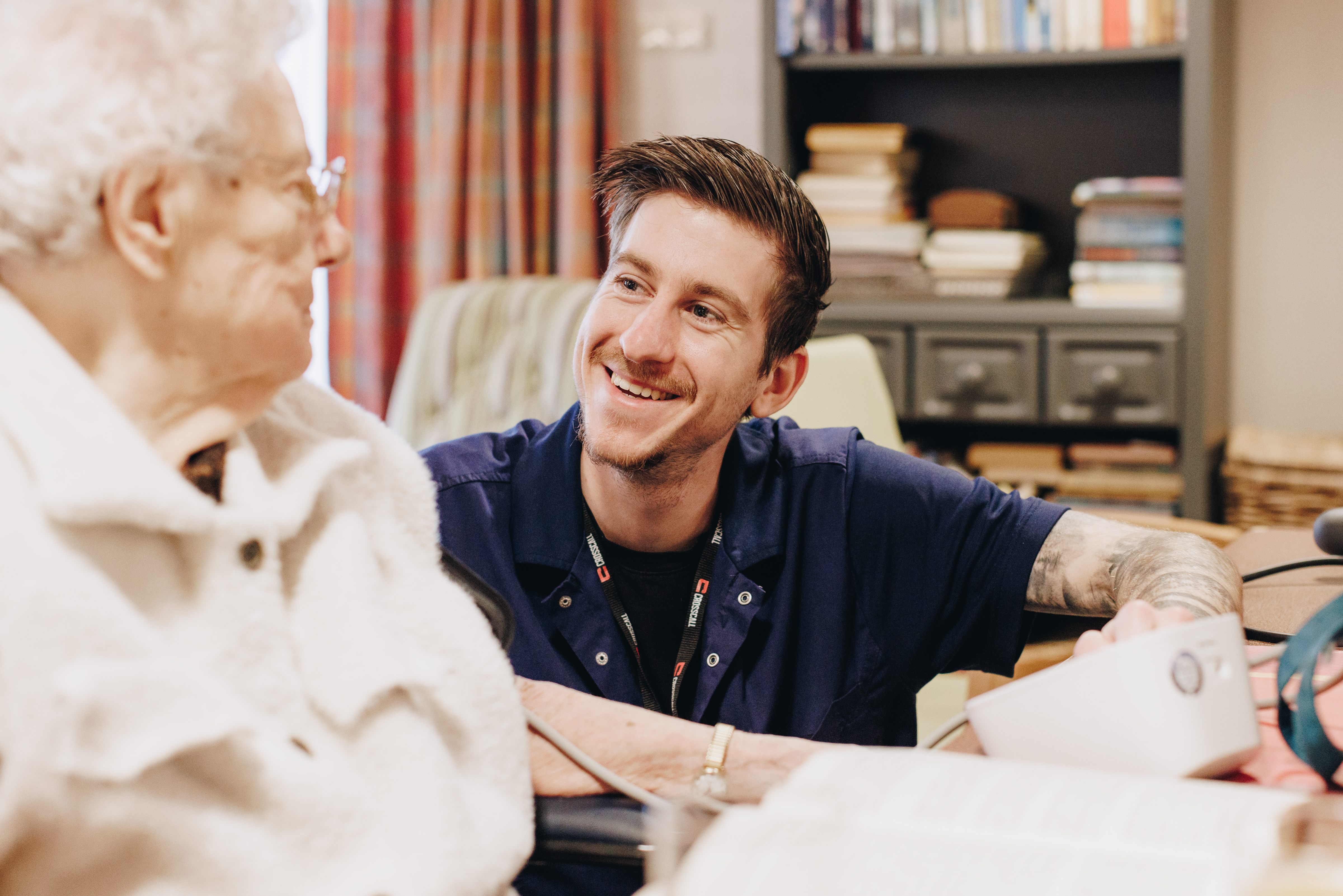 09 03 2023 Zorgpartners De Breeje Hendrick Bewoner Medewerker Interactie Lachen