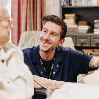 09 03 2023 Zorgpartners De Breeje Hendrick Bewoner Medewerker Interactie Lachen