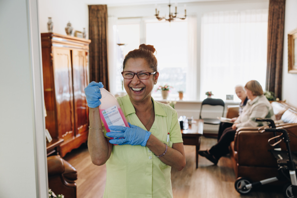 Ronssehof Medewerkers Bewoner Cliënt Gesprek Huishoudelijk Facilitair Huiskamer Schoonmaakmiddel Lachen