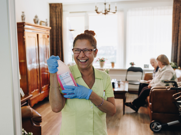 Ronssehof Medewerkers Bewoner Cliënt Gesprek Huishoudelijk Facilitair Huiskamer Schoonmaakmiddel Lachen