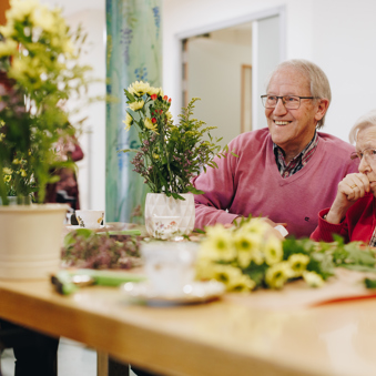 10 02 2023 Zorgpartners Savelberg Bewoners Familie Echtpaar Bloemen Tafel Onscherp