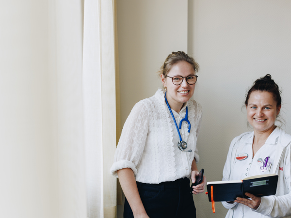 10 02 2023 Zorgpartners Savelberg Specialist Ouderengeneeskunde Verleegkundige Gesprek Lachen