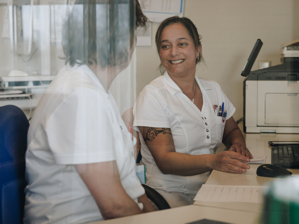 23 03 2023 De Vijverhof En De Meent Medewerker Lachen Kantoor