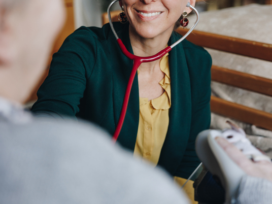 23 03 2023 De Vijverhof En De Meent Medewerker Stetoscoop Bed Zorg