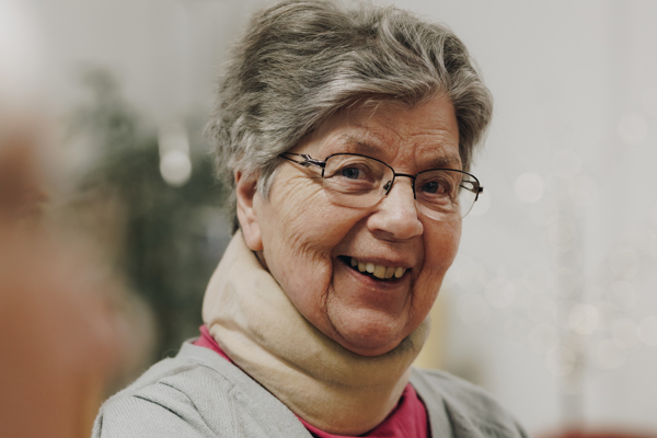 27 03 2023 De Rietkraag Souburgh Zorgpartners Bewoner Closeup Lachen Tafel